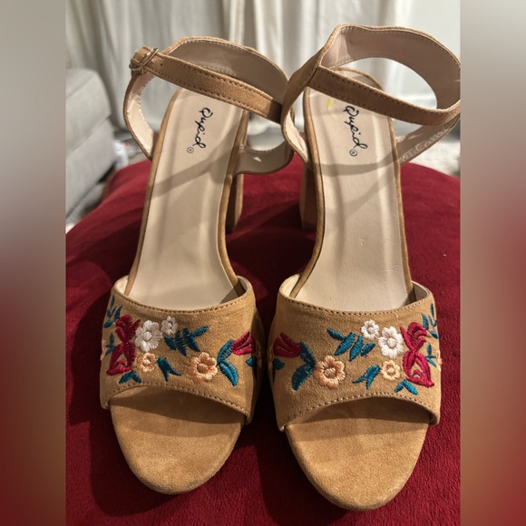 Qupid Floral Embroidered Block Heels Size 9 Tan Boho - Picture 2 of 5